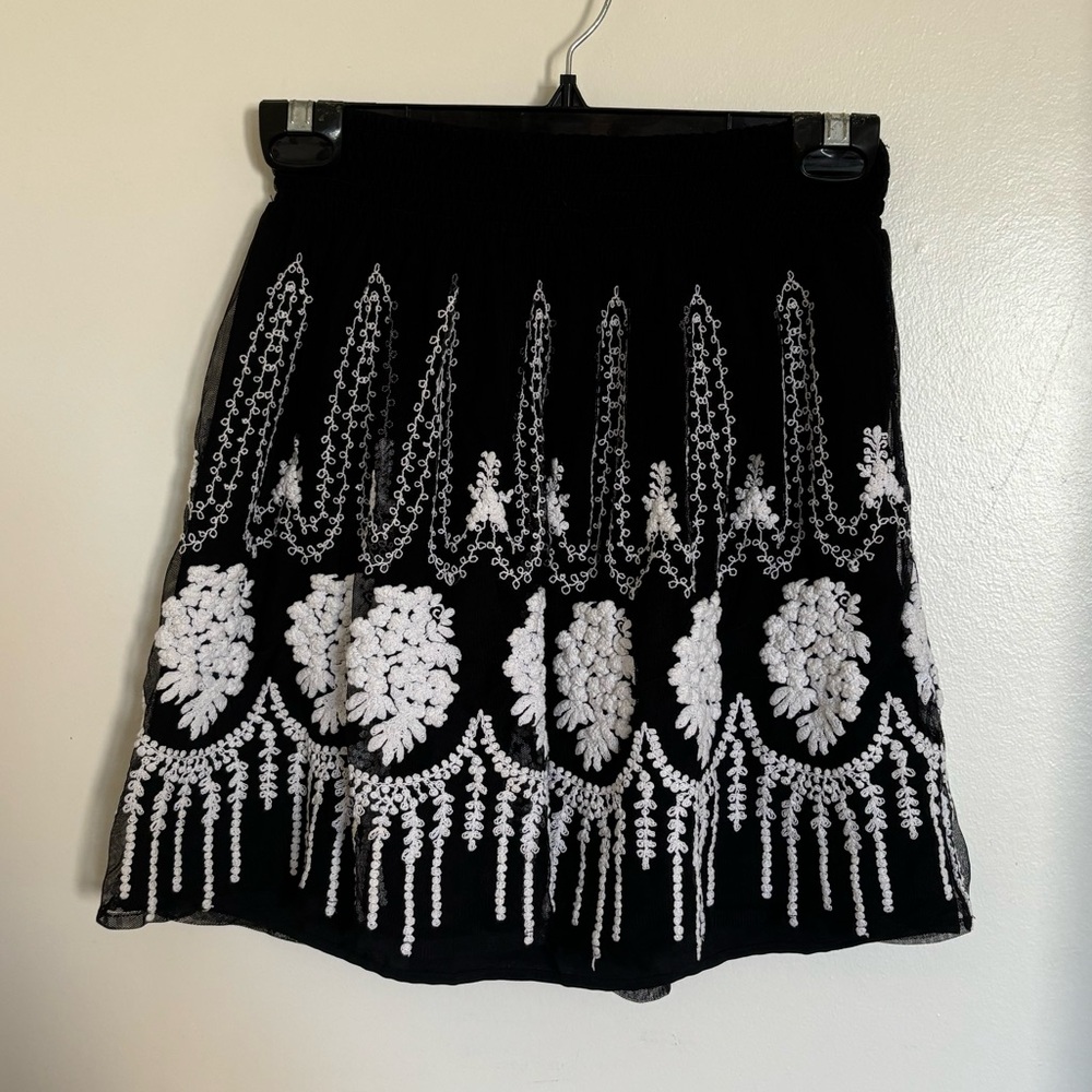 ZARA Embroidered Black and White Mesh Short Skirt (size XS)